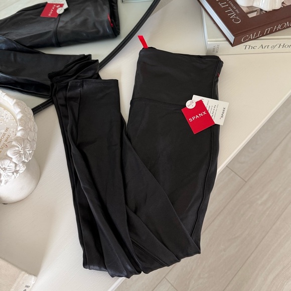 SPANXshape™ Faux Leather
Leggings XL petite - Picture 5 of 10
